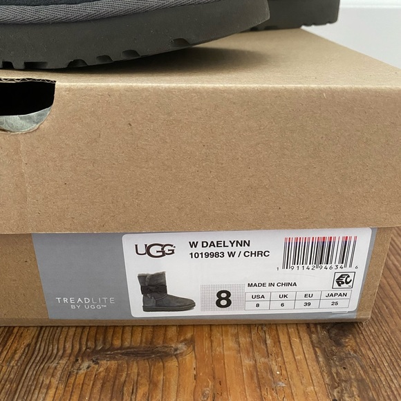 UGG Daelynn in Charcoal, Size 8 - Picture 2 of 7